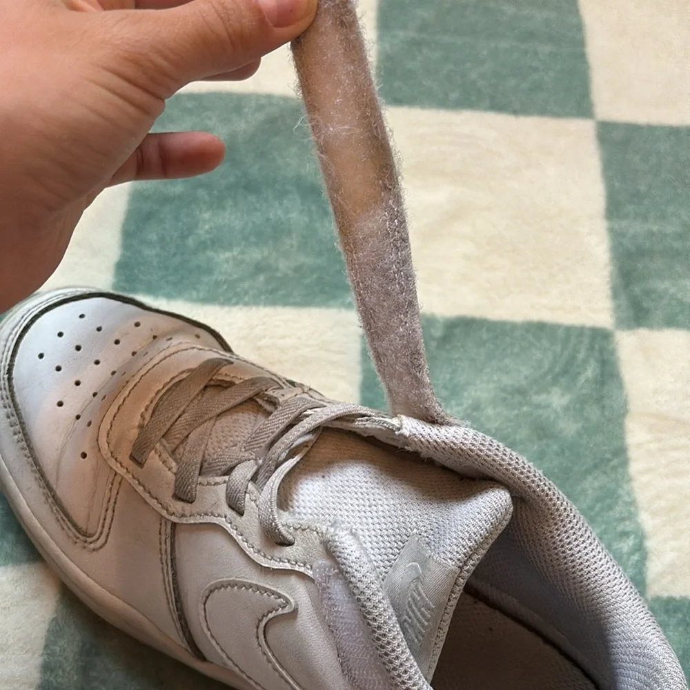 White youth Nike shoes. - Picture 7 of 11